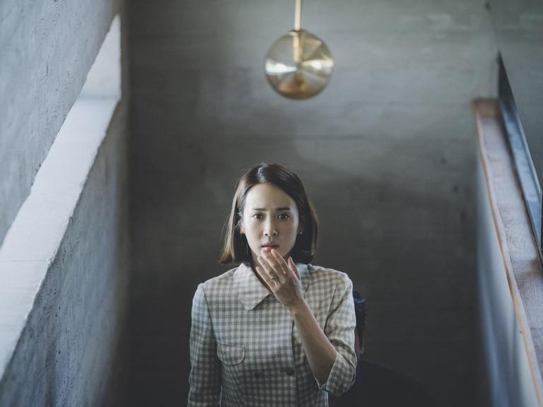 Szene aus dem Film "Parasite". Die Schauspielerin Yeo-jeong Jo geht eine Treppe hinauf. Szene aus dem Film "Parasite". Die Schauspielerin Yeo-jeong Jo geht eine Treppe hinauf.