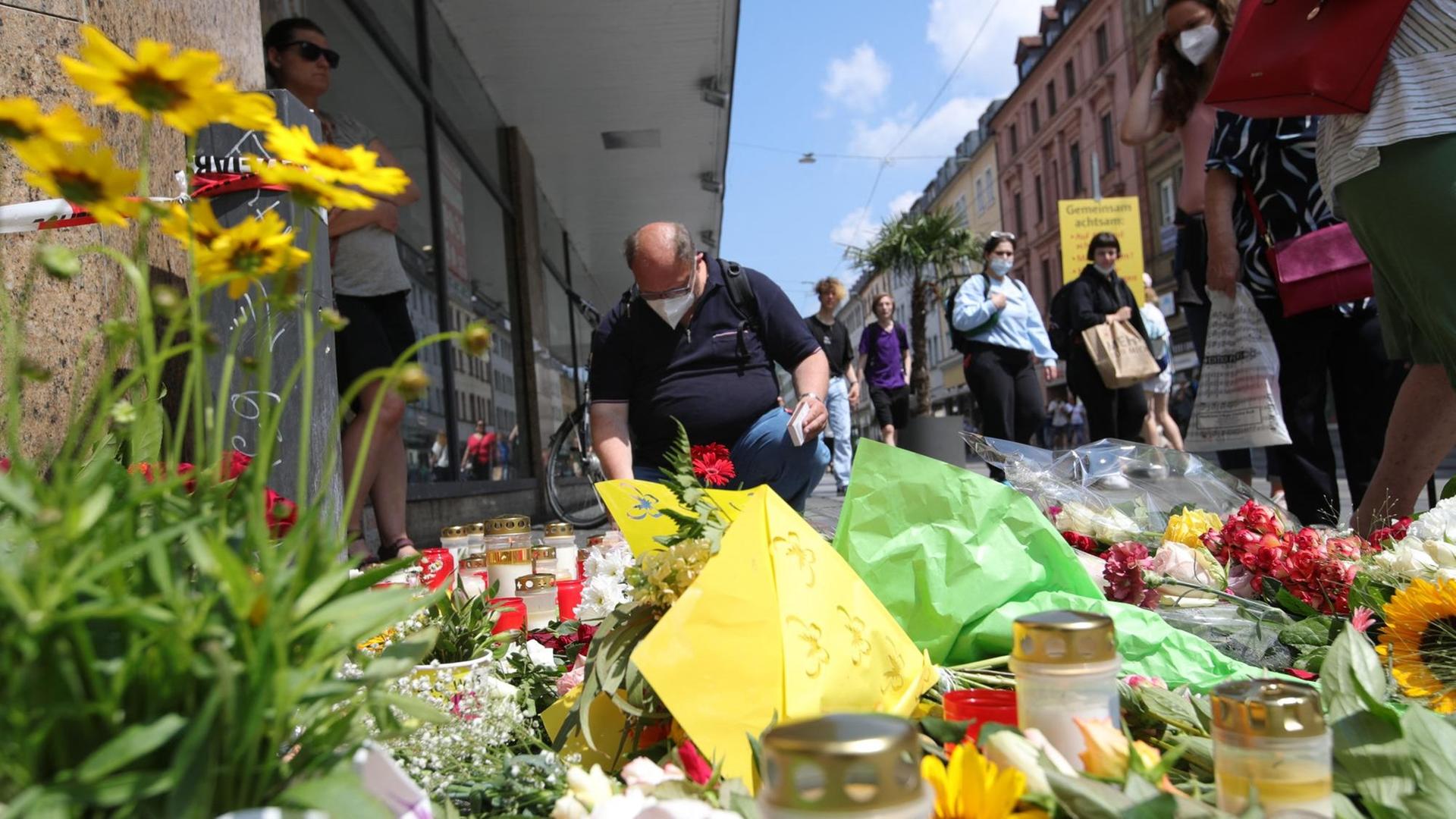 Große Anteilnahme in Würzburg: Menschen legen Blumen nieder und zünden Kerzen an. Große Anteilnahme in Würzburg: Menschen legen Blumen nieder und zünden Kerzen an.