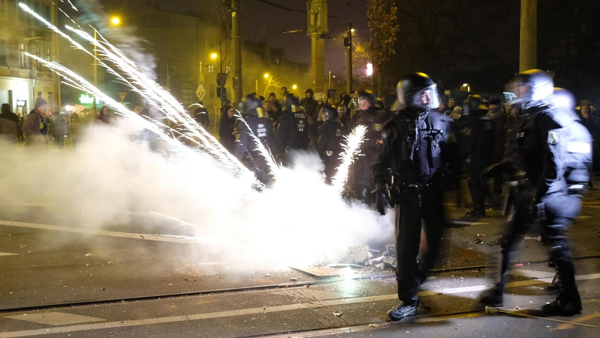 Polizisten räumen in der Silvesternach 2019 eine Kreuzung im Stadtteil Connewitz. Polizisten räumen in der Silvesternach 2019 eine Kreuzung im Stadtteil Connewitz.