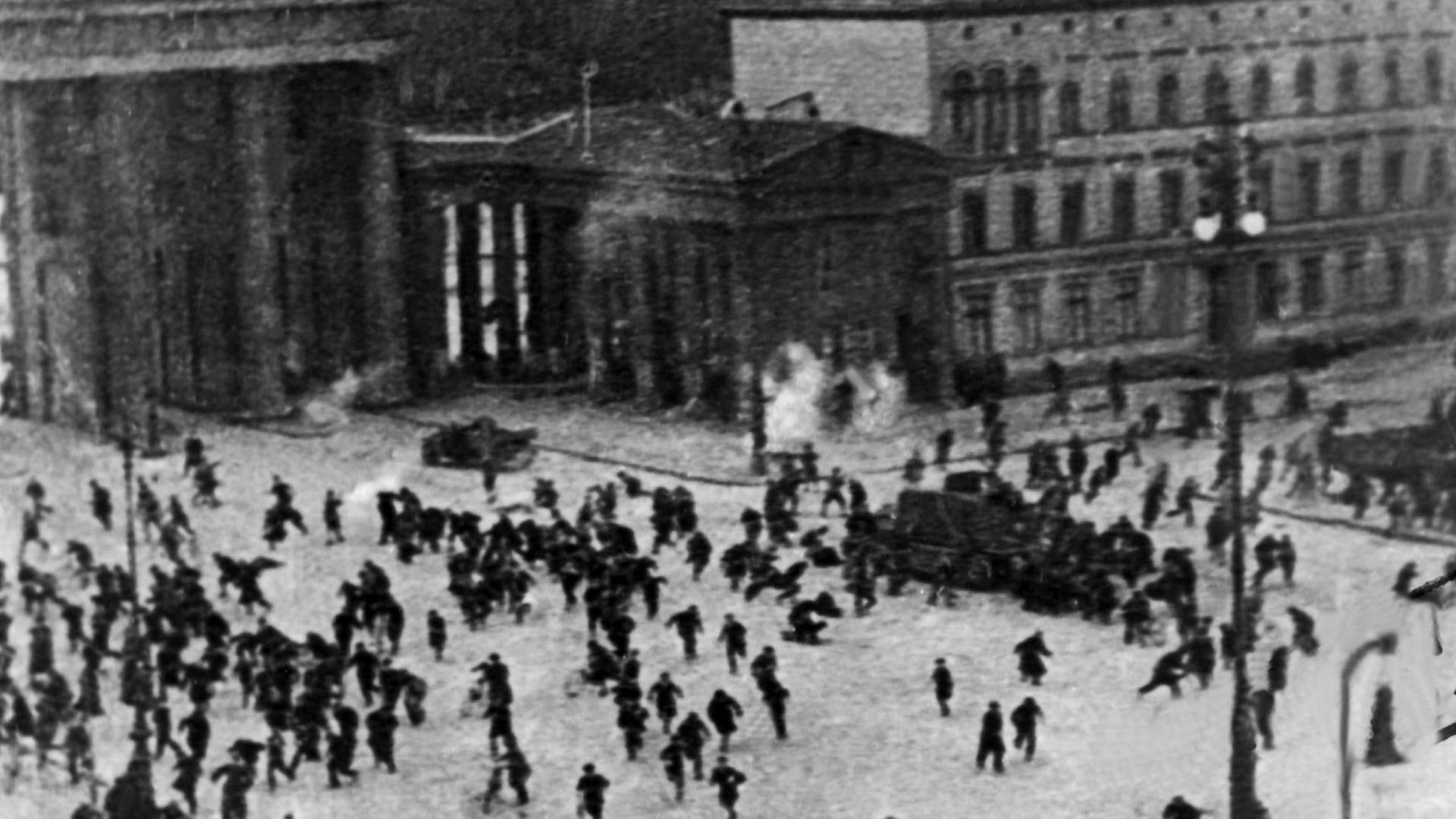 Foto der Schießerei am Pariser Platz beim Abzug der Baltikumtruppen im März 1920, der etwa zwölf Menschleben zum Opfer fielen. Foto der Schießerei am Pariser Platz beim Abzug der Baltikumtruppen im März 1920, der etwa zwölf Menschleben zum Opfer fielen.