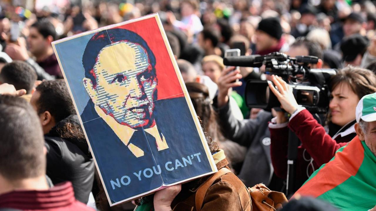 2019 stürzten Massendemonstrationen Algeriens Präsidenten Abdelaziz Bouteflika. 2019 stürzten Massendemonstrationen Algeriens Präsidenten Abdelaziz Bouteflika.