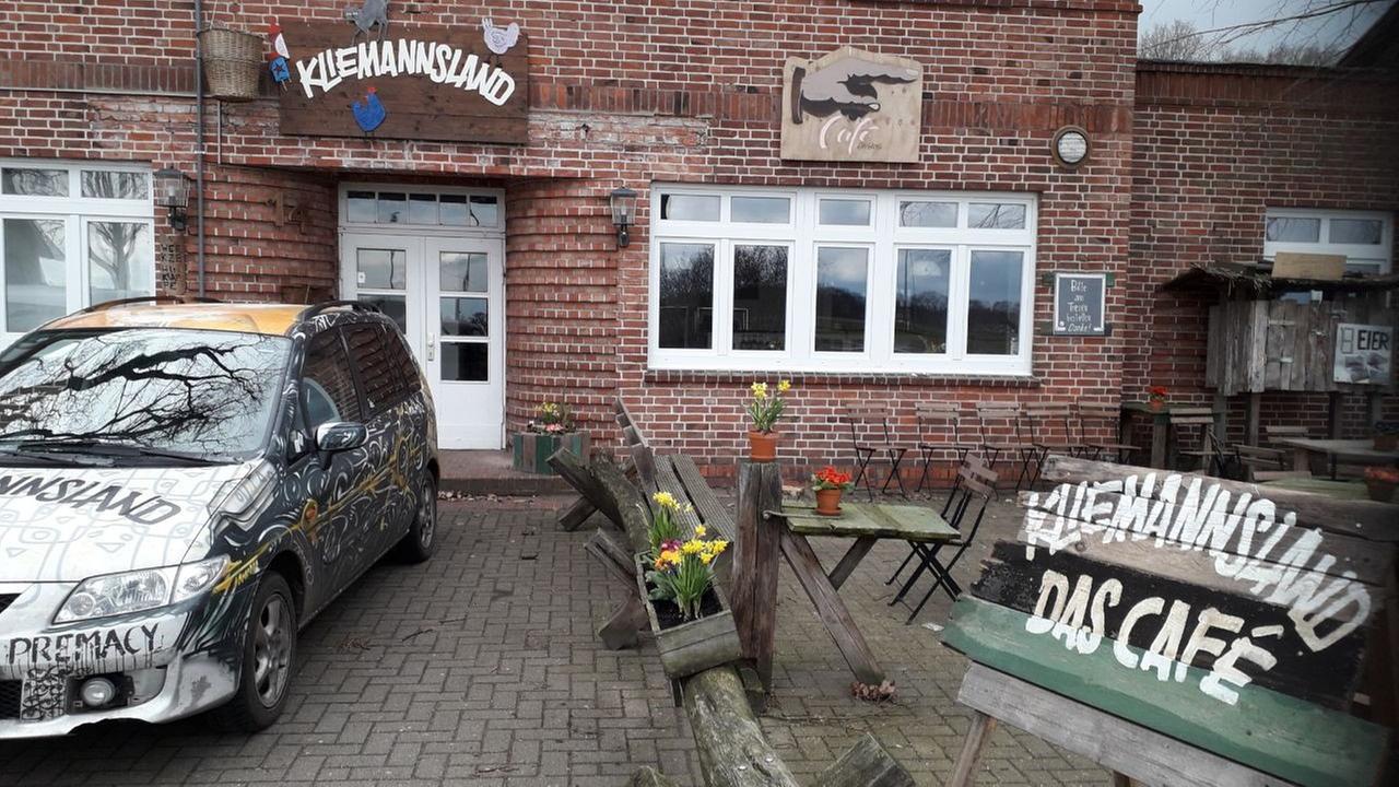 Schild mit der Aufschrift: Kliemannsland DAS CAFÉ Schild mit der Aufschrift: Kliemannsland DAS CAFÉ