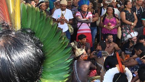 Indigene Völker versammeln sich bei den Protesten des "Acampamento Terra Livre" in Brasilia, 2018 / Indígenas reunidos nos protestos do "Acampamento Terra Livre" em Brasília, 2018. 