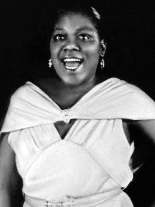Bessie Smith halbnah, lächelnd, in einem weißen Kleid, fotografiert 1922