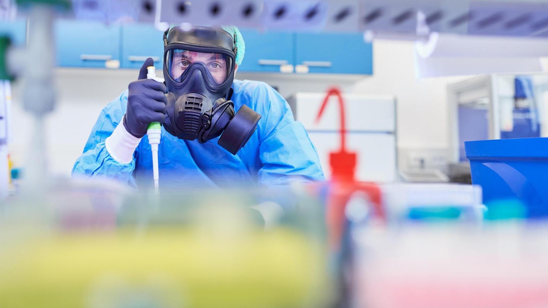 Ein Mediziner arbeitet an einem Covid-19-Impfstoff in einem Biotechnologie-Labor. Ein Mediziner arbeitet an einem Covid-19-Impfstoff in einem Biotechnologie-Labor.