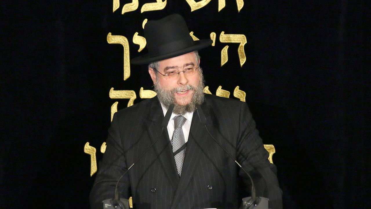 Der Präsident der europäischen Rabbinerkonferenz, Pinchas Goldschmidt, der europäischen Rabbinerkonferenz, Pinchas Goldschmidt, spricht in der Beth-Zion-Synagoge in Berlin bei einer Gedenkveranstaltung zum 75. Jahrestag der Pogromnacht von 1938. 