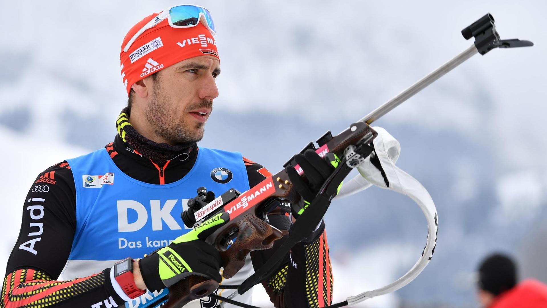 Biathlon: Weltmeisterschaft Staffel (4x7,5 km), Männer am 18.02.2017 in Hochfilzen, Österreich. Arnd Peiffer aus Deutschland in Aktion am Schießstand. Biathlon: Weltmeisterschaft Staffel (4x7,5 km), Männer am 18.02.2017 in Hochfilzen, Österreich. Arnd Peiffer aus Deutschland in Aktion am Schießstand.