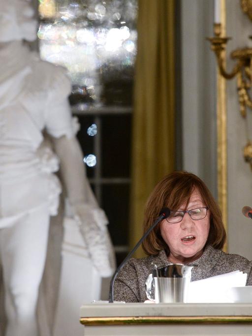 Die weißrussische Schriftstellerin und Nobelpreisträgerin Swetlana Alexijewitsch steht hinter einem Redepult und liest aus einem Manuskript.