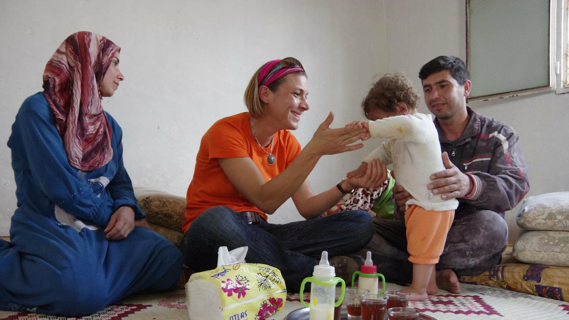 SOS-Mitarbeiterin Katharina Ebel mit einer syrischen Familie, die vor dem Krieg geflohen ist. SOS-Mitarbeiterin Katharina Ebel mit einer syrischen Familie, die vor dem Krieg geflohen ist.