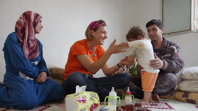SOS-Mitarbeiterin Katharina Ebel mit einer syrischen Familie, die vor dem Krieg geflohen ist.