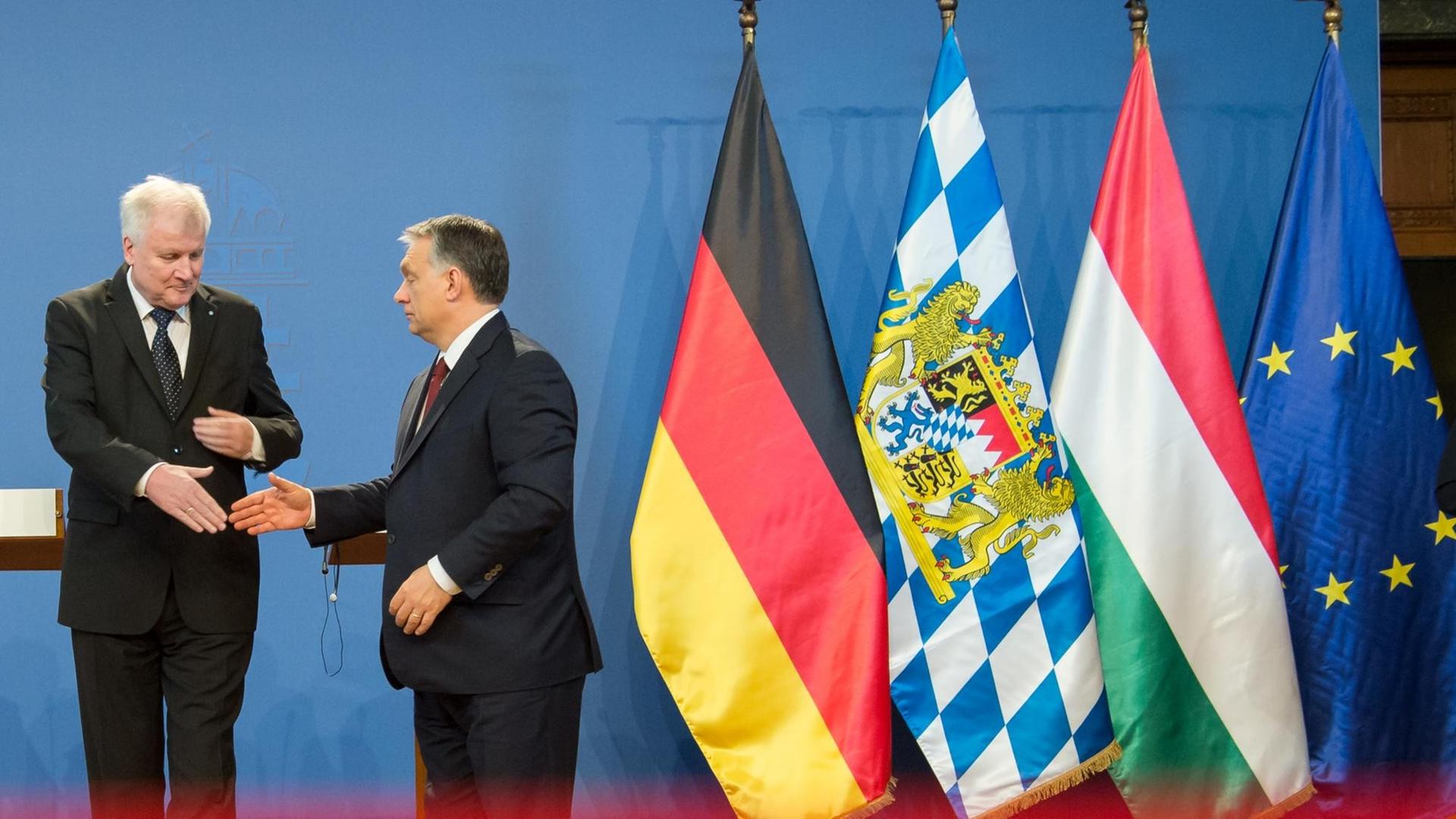 Bayerns Ministerpräsident Horst Seehofer (l, CSU) und der ungarische Ministerpräsident Viktor Orban bei ihrem Treffen in Budapest. Bayerns Ministerpräsident Horst Seehofer (l, CSU) und der ungarische Ministerpräsident Viktor Orban bei ihrem Treffen in Budapest.