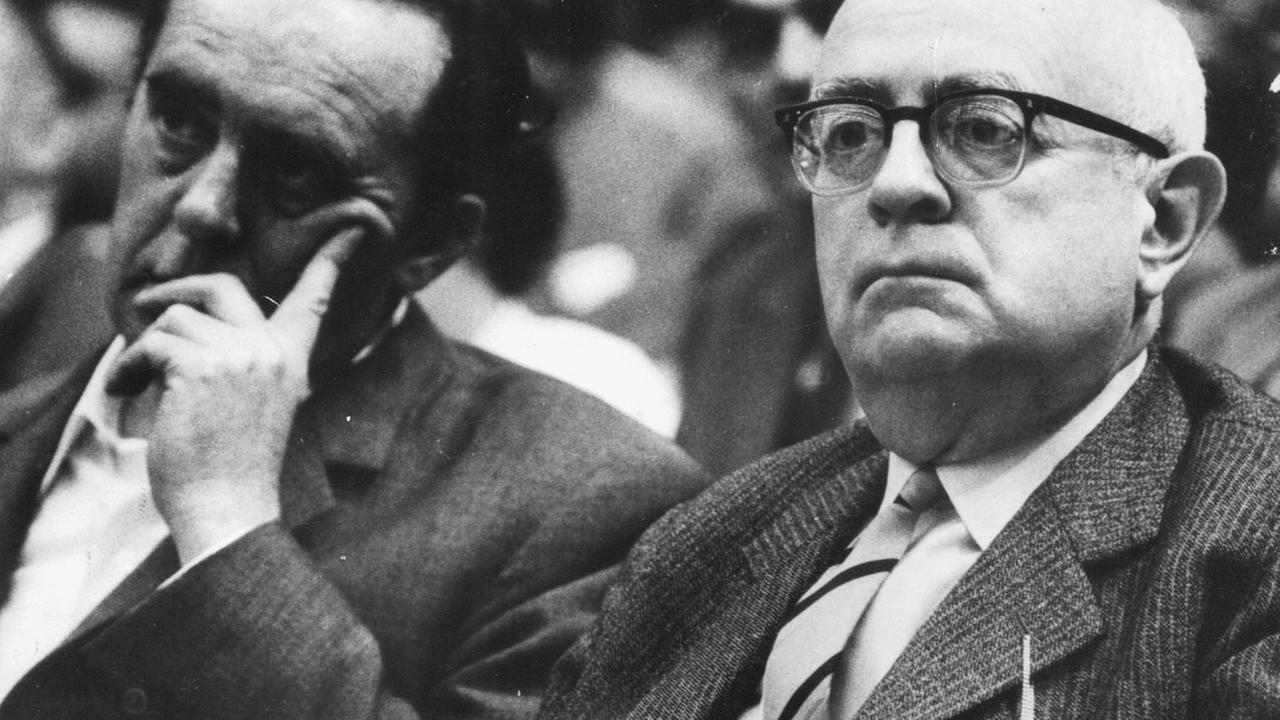 Adorno und Böll sitzen in einem Hörsaal und schauen nach vorn. Adorno und Böll sitzen in einem Hörsaal und schauen nach vorn.