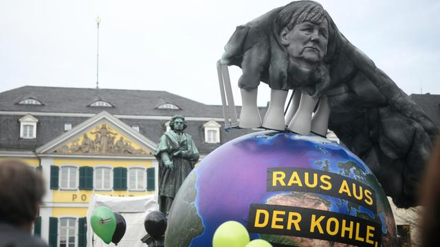 Demonstranten fordern in Bonn mehr Klimaschutz und einen Ausstieg aus der Kohlekraft.