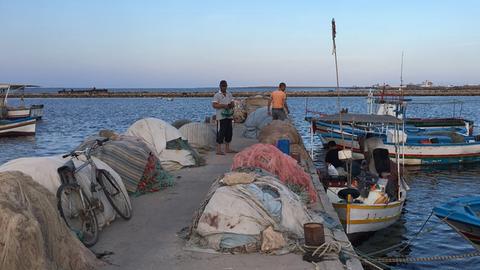 Aus dem Hafen von El Kraten auf den tunesischen Kerkennah-Inseln legen auch Schleuserboote ab.