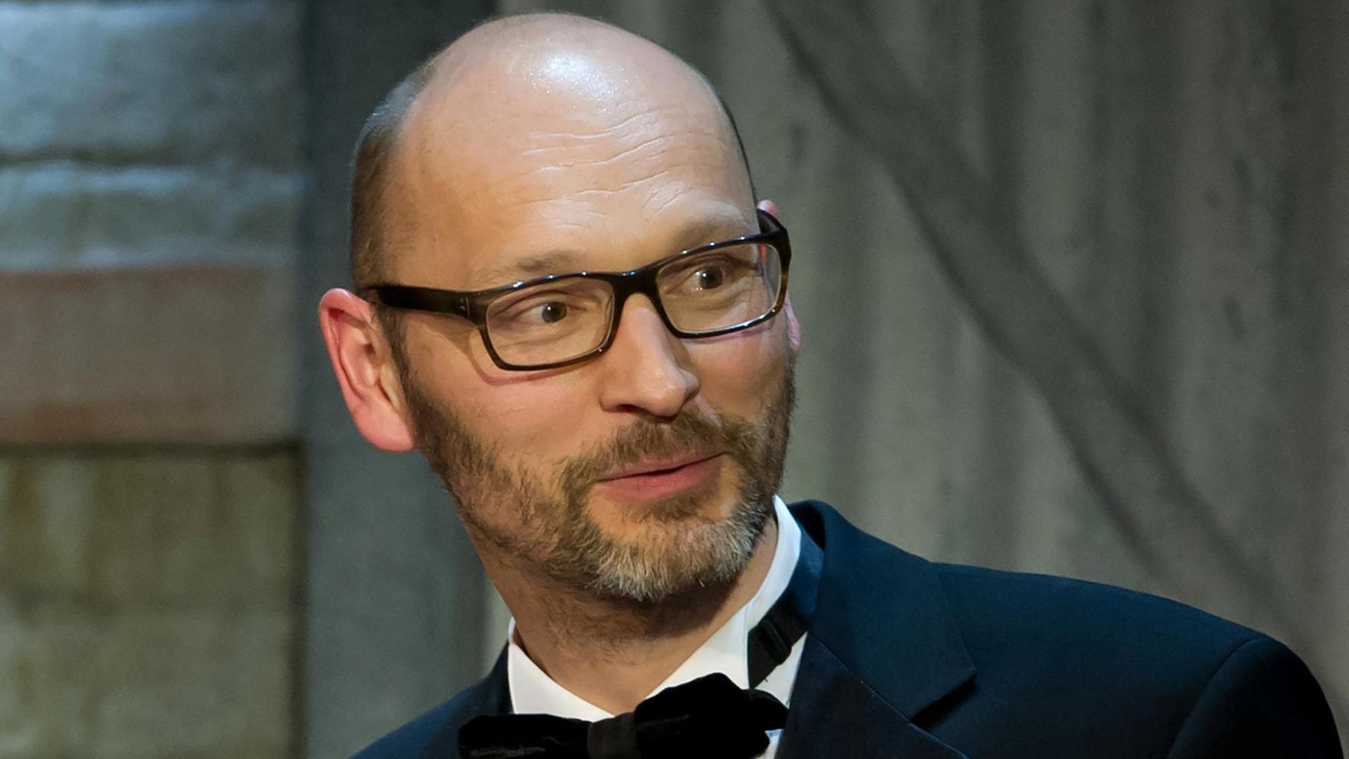 Das Bild zeigt Steffen Klusmann mit dunklem Anzug und Fliege bei einer Verleihung des Henri-Nannen-Preises. Das Bild zeigt Steffen Klusmann mit dunklem Anzug und Fliege bei einer Verleihung des Henri-Nannen-Preises.