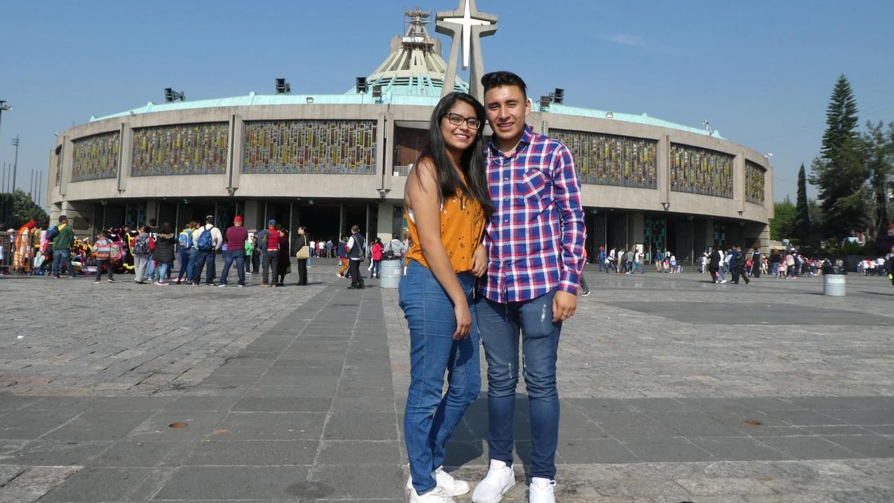 Gueni und Carlos aus Mexiko-Stadt, Anhänger der Jungfrau von Guadalupe. Gueni und Carlos aus Mexiko-Stadt, Anhänger der Jungfrau von Guadalupe.
