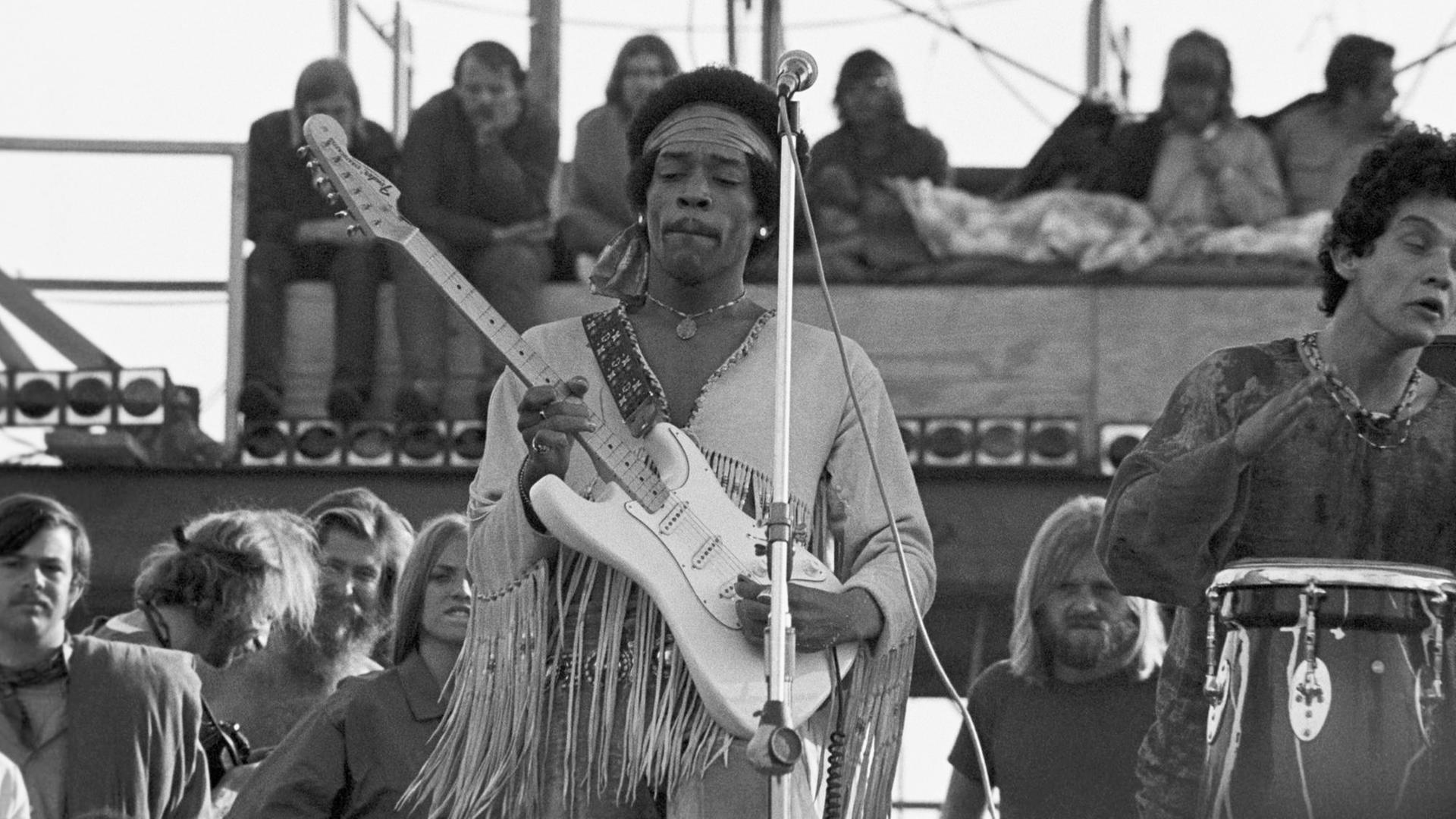 Jimi Hendrix auf dem Woodstock Festival, er spielte als letzter am Montagmorgen. Jimi Hendrix auf dem Woodstock Festival, er spielte als letzter am Montagmorgen.