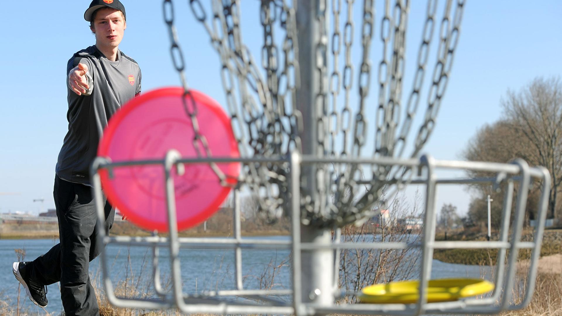 Der Europameister im Disc-Golf, Simon Lizotte, präsentiert sich am 02.04.2013 mit seiner Ausrüstung auf dem Disc-Golf-Gelände im Weseruferpark von Bremen. Der Europameister im Disc-Golf, Simon Lizotte, präsentiert sich am 02.04.2013 mit seiner Ausrüstung auf dem Disc-Golf-Gelände im Weseruferpark von Bremen.