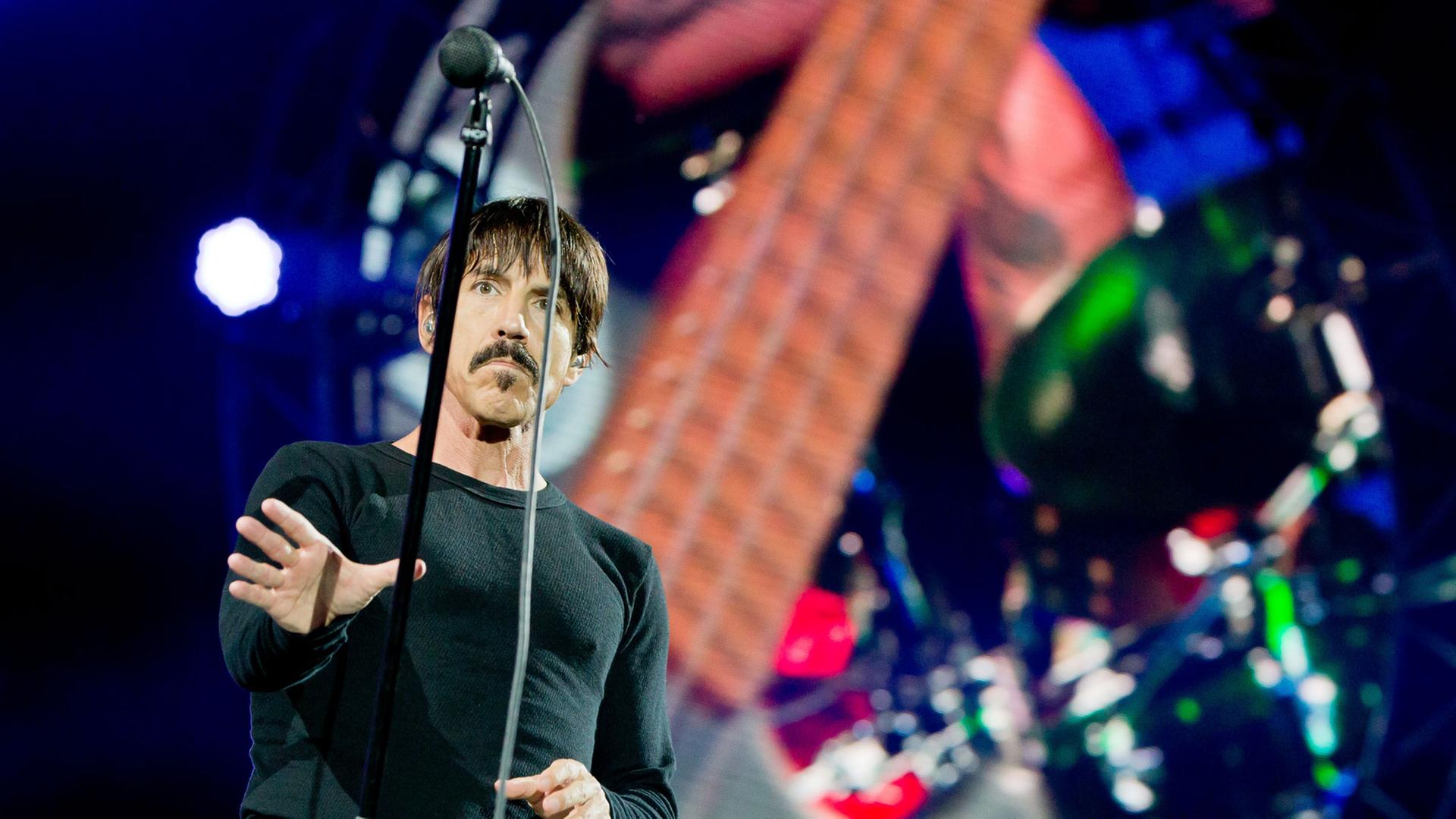 Der Sänger der US-amerikanischen Crossover-Band Red Hot Chili Peppers, Anthony Kiedis 2016 beim Musikfestival "Rock im Park" in Nürnberg Der Sänger der US-amerikanischen Crossover-Band Red Hot Chili Peppers, Anthony Kiedis 2016 beim Musikfestival "Rock im Park" in Nürnberg
