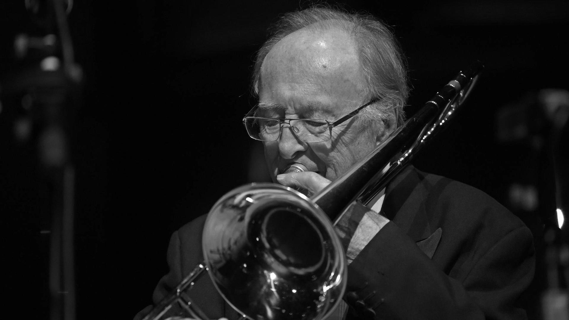 Der britische Posaunist, Sänger und Jazz-Bandleader Chris Barber spielt mit geschlossenen Augen Posaune beim dem Soundcheck zu einem Konzert. Der britische Posaunist, Sänger und Jazz-Bandleader Chris Barber spielt mit geschlossenen Augen Posaune beim dem Soundcheck zu einem Konzert.