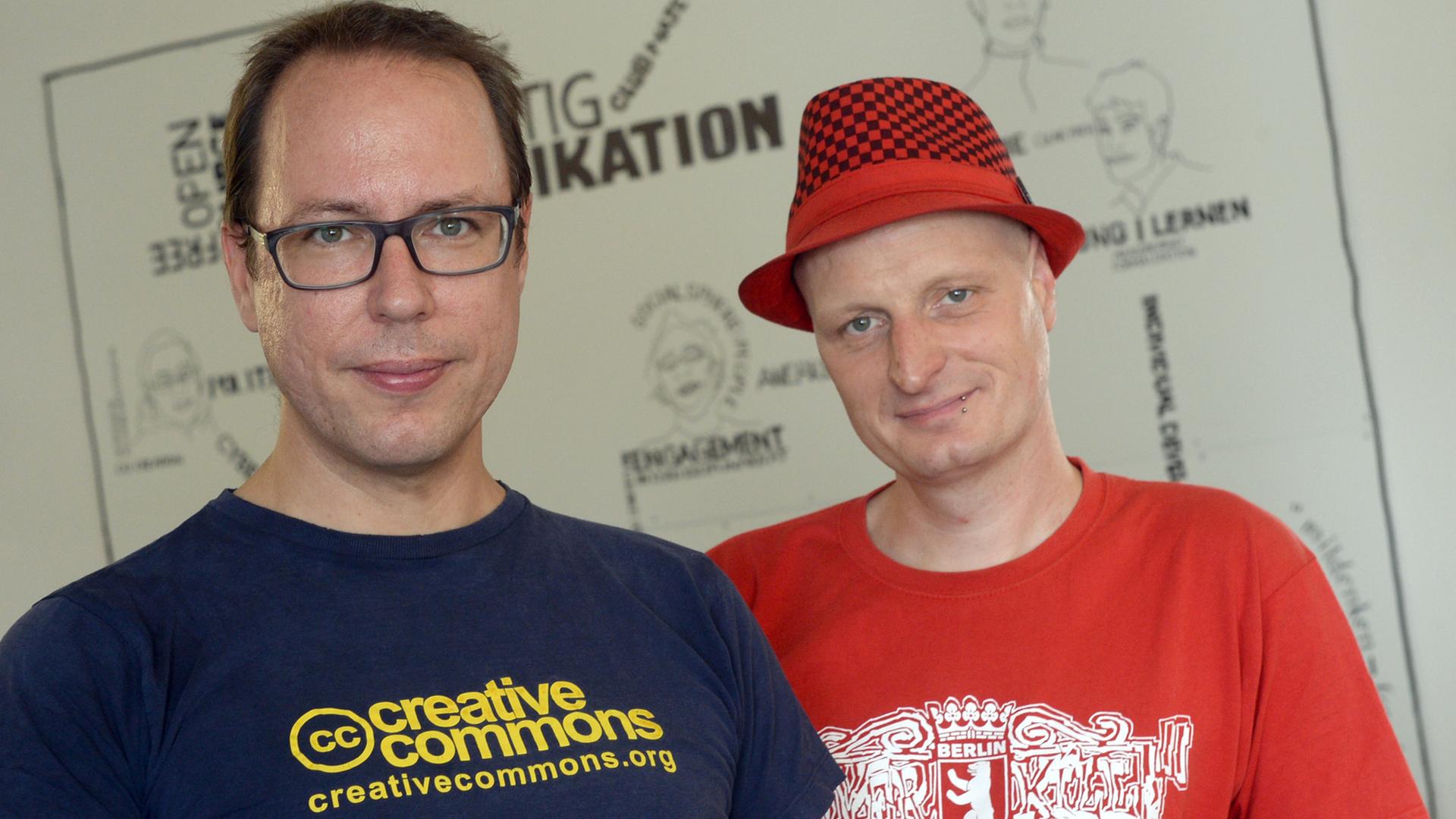 Die Journalisten Markus Beckedahl (links) und André Meister stehen in der Redaktion des Blogs "netzpolitik.org" in Berlin. Die Journalisten Markus Beckedahl (links) und André Meister stehen in der Redaktion des Blogs "netzpolitik.org" in Berlin.