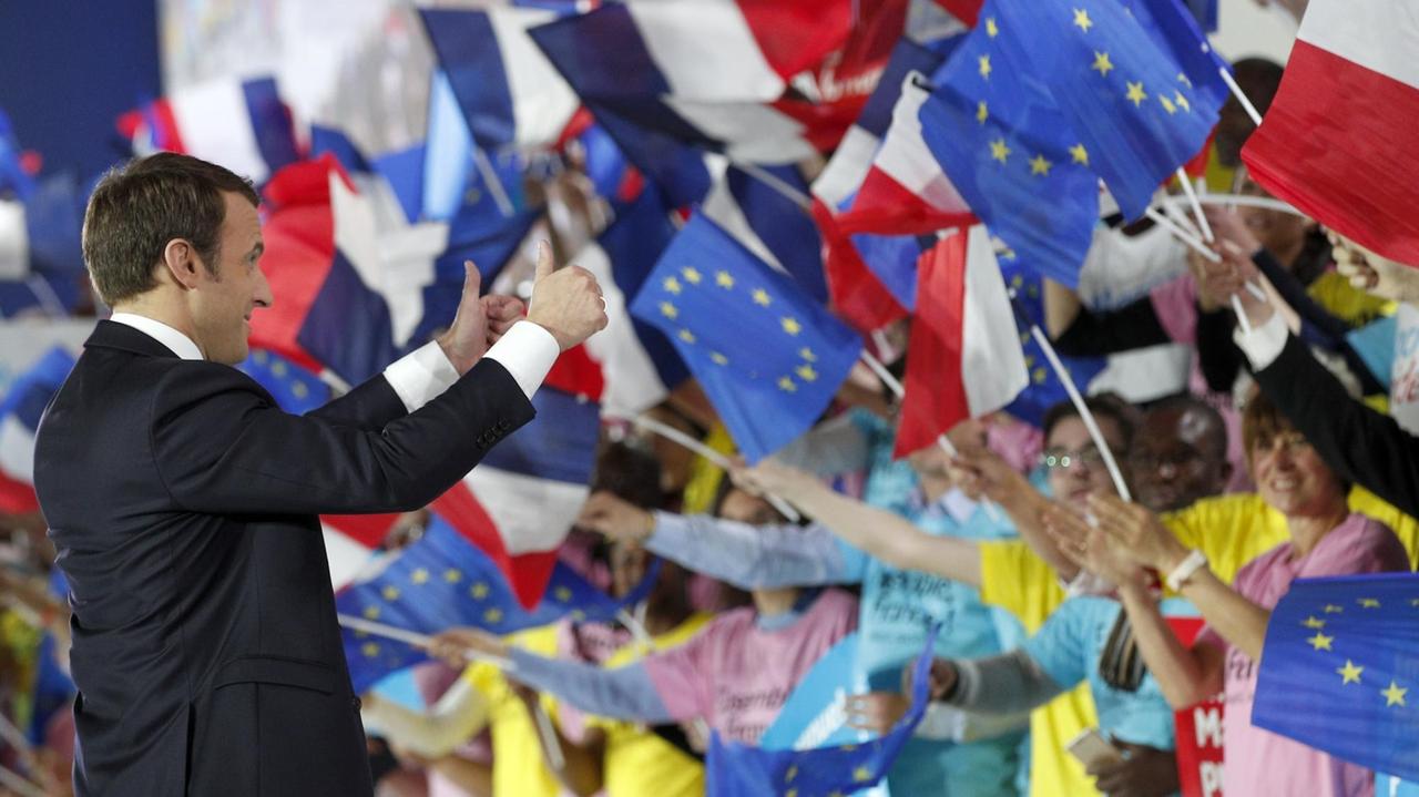 Der Präsidentschaftsbewerber Emmanuel Macron bei einer Wahlkampfkundgebung in Paris am 1. Mai. Der Präsidentschaftsbewerber Emmanuel Macron bei einer Wahlkampfkundgebung in Paris am 1. Mai.