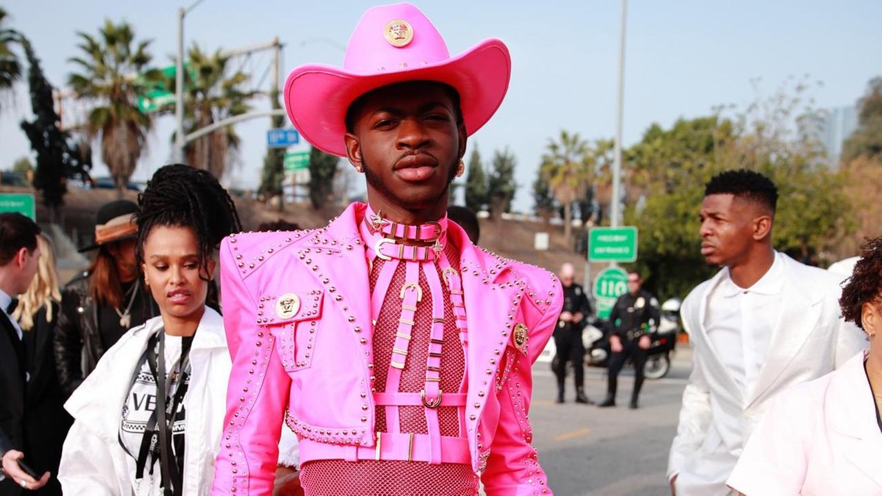 Lil Nas X im pinken Cowboy-Anzug. Lil Nas X im pinken Cowboy-Anzug.