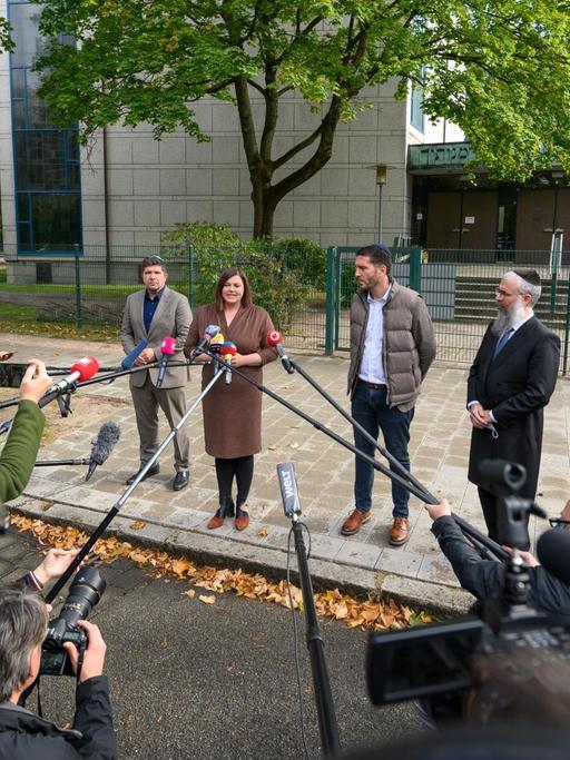 Nach dem Angriff mit einem Spaten auf einen Studenten: Katharina Fegebank (Bündnis 90/Die Grünen), Zweite Bürgermeisterin von Hamburg, gibt am 5.10.2020 in Hamburg ein Statement während Eli Fel, zweiter Vorsitzender der Jüdischen Gemeinde in Hamburg, Philipp Stricharz, erster Vorsitzender der Jüdischen Gemeinde Hamburg, und Shlomo Bistritzky (vlnr), Landesrabbiner von Hamburg neben ihr stehen.