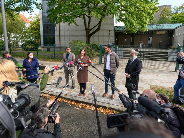 Nach dem Angriff mit einem Spaten auf einen Studenten: Katharina Fegebank (Bündnis 90/Die Grünen), Zweite Bürgermeisterin von Hamburg, gibt am 5.10.2020 in Hamburg ein Statement während Eli Fel, zweiter Vorsitzender der Jüdischen Gemeinde in Hamburg, Philipp Stricharz, erster Vorsitzender der Jüdischen Gemeinde Hamburg, und Shlomo Bistritzky (vlnr), Landesrabbiner von Hamburg neben ihr stehen.