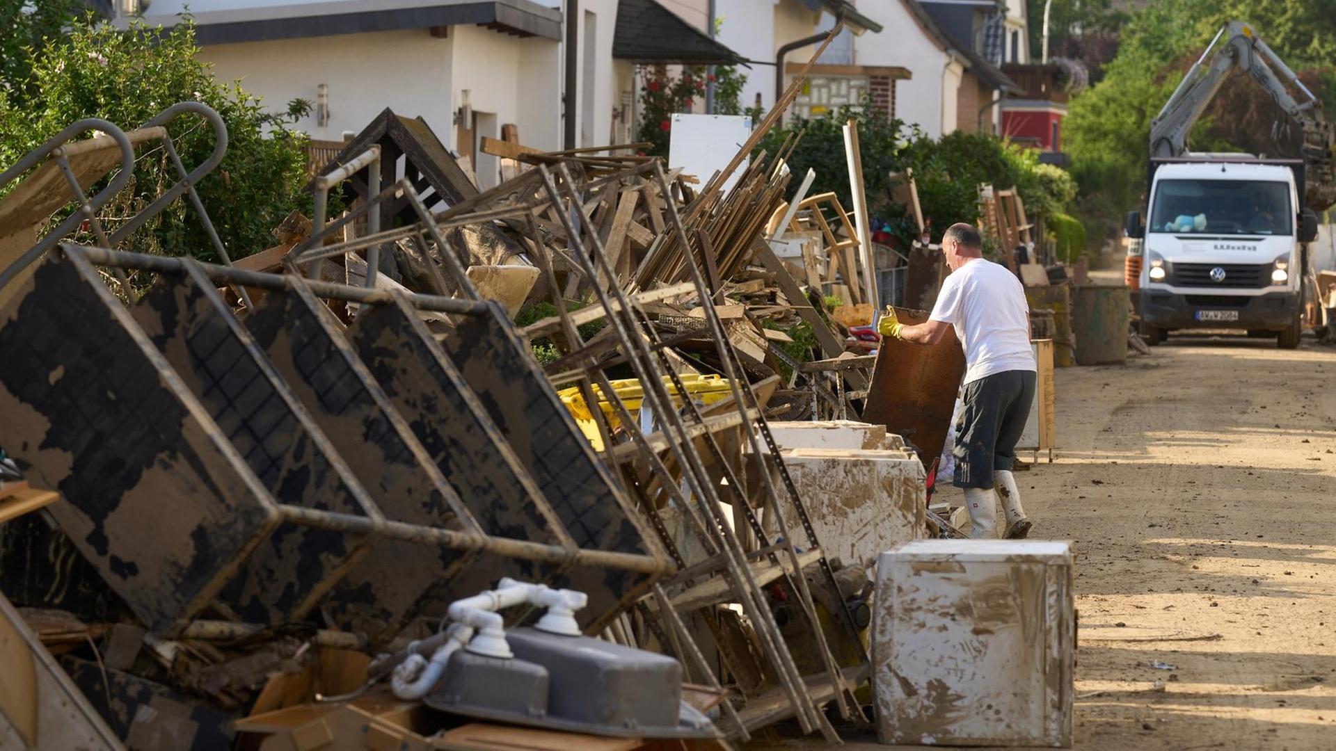 Sperrmüll türmt sich in den Strassen von Sinzig. Das Unwetter hat das Mobiliar in zahlreichen Haushalten zerstört. Sperrmüll türmt sich in den Strassen von Sinzig. Das Unwetter hat das Mobiliar in zahlreichen Haushalten zerstört.