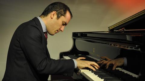 Der deutsch-russische Pianist Igor Levit tritt am 08.11.2013 im Kulturhaus Dussmann in Berlin im Rahmen eines Showcase auf. Foto: Roland Popp/dpa | Verwendung weltweit