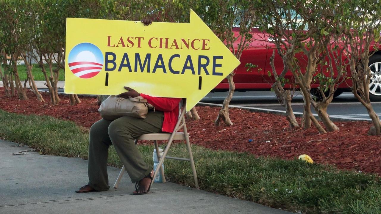 Das Gesundheitssystem Obamacare soll komplett ersetzt werden. Auf dem Foto hält eine Frau ein Schild mit der Aufschrift "Last chance Obamacare". Das Gesundheitssystem Obamacare soll komplett ersetzt werden. Auf dem Foto hält eine Frau ein Schild mit der Aufschrift "Last chance Obamacare".