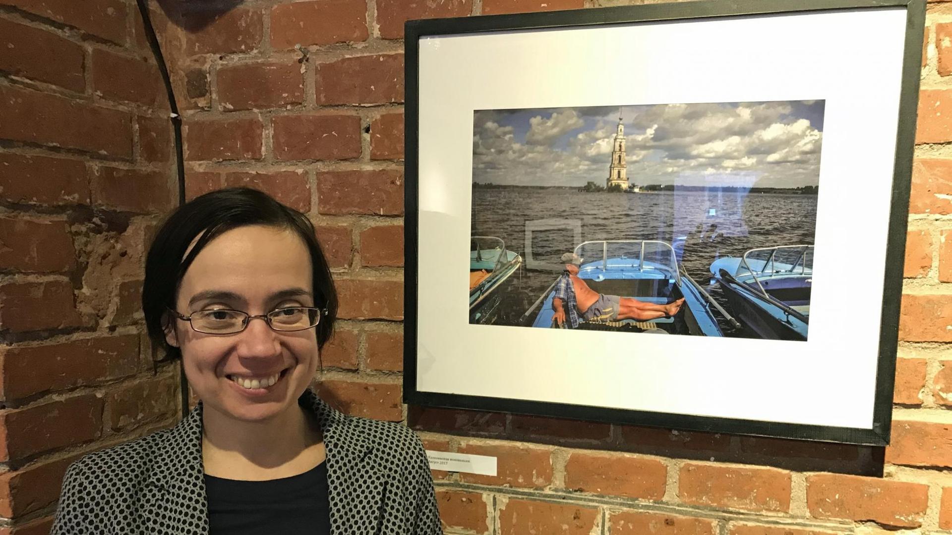 Anna Karpenko, Leiterin der Galerie Vorota in Kaliningrad, vor einer Fotografie Anna Karpenko, Leiterin der Galerie Vorota in Kaliningrad, vor einer Fotografie