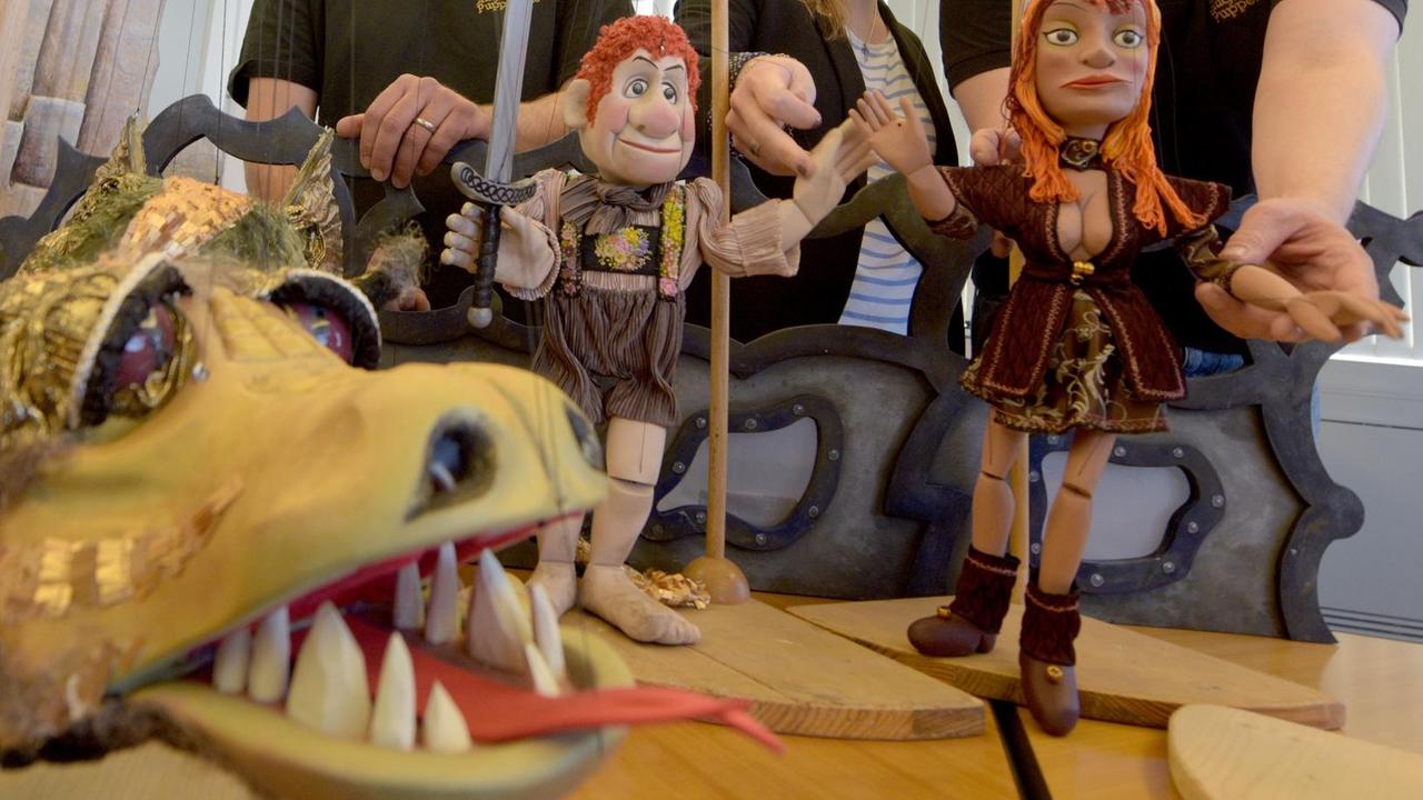 Auf dem Bild zu sehen sind die Marionetten: der Drache Fafnir, Siegfried und Brunhilde. Auf dem Bild zu sehen sind die Marionetten: der Drache Fafnir, Siegfried und Brunhilde.