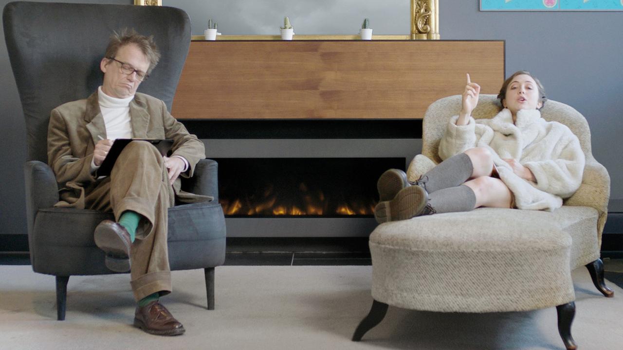 Marie Rathscheck liegt bei einer Therapiestunde auf dem Praxissofa und erzählt, während der Psychoanalytiker aufmerksam zuhört und sich Notizen macht. Marie Rathscheck liegt bei einer Therapiestunde auf dem Praxissofa und erzählt, während der Psychoanalytiker aufmerksam zuhört und sich Notizen macht.