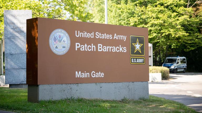 Ein Schild weist auf den Haupteingang der US-Kaserne Patch Barracks in Stuttgart hin