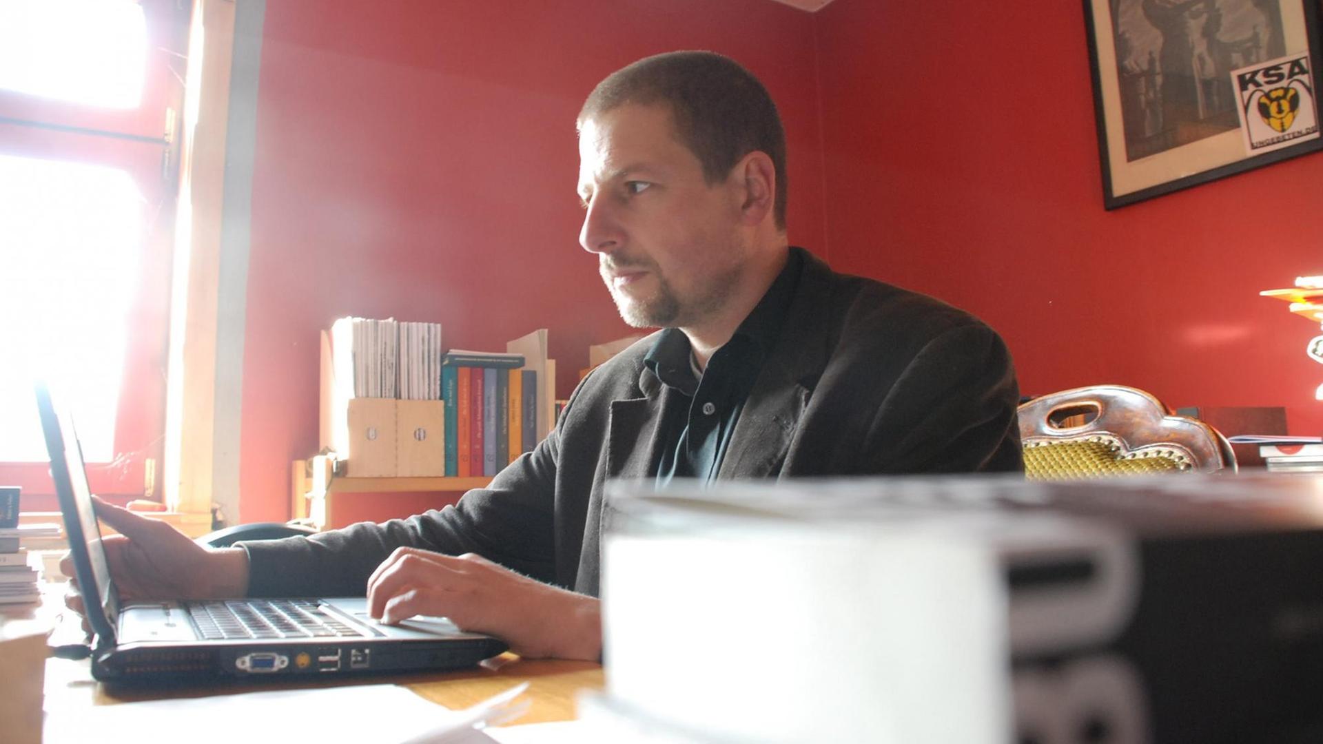 Der rechte Verleger Götz Kubitschek, aufgenommen in seinem Arbeitszimmer in Schnellroda Der rechte Verleger Götz Kubitschek, aufgenommen in seinem Arbeitszimmer in Schnellroda