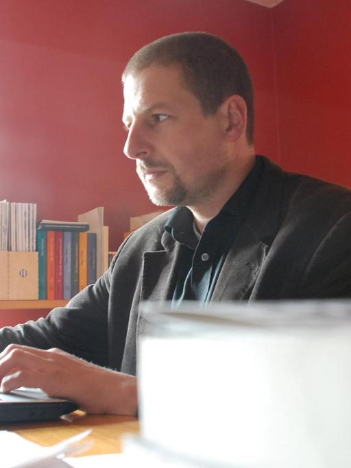 Der rechte Verleger Götz Kubitschek, aufgenommen in seinem Arbeitszimmer in Schnellroda
