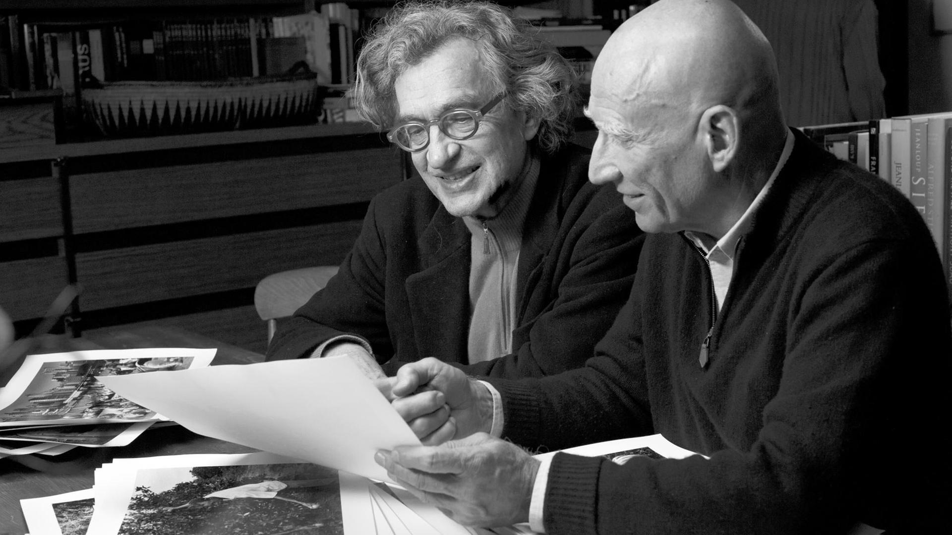 In einer Szene des Dokumentarfilms "Das Salz der Erde" schauen sich der brasilianische Fotograf Sebastião Salgado (r) und der deutsche Filmemacher Wim Wenders gemeinsam die Fotos an In einer Szene des Dokumentarfilms "Das Salz der Erde" schauen sich der brasilianische Fotograf Sebastião Salgado (r) und der deutsche Filmemacher Wim Wenders gemeinsam die Fotos an