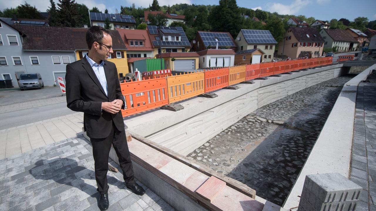 Der Bürgermeister der Gemeinde Braunsbach, Frank Harsch, steht neben dem Orlacher Bach, der bei der Flut im Jahr 2016 zu einem reißenden Strom anschwoll. Der Bürgermeister der Gemeinde Braunsbach, Frank Harsch, steht neben dem Orlacher Bach, der bei der Flut im Jahr 2016 zu einem reißenden Strom anschwoll.