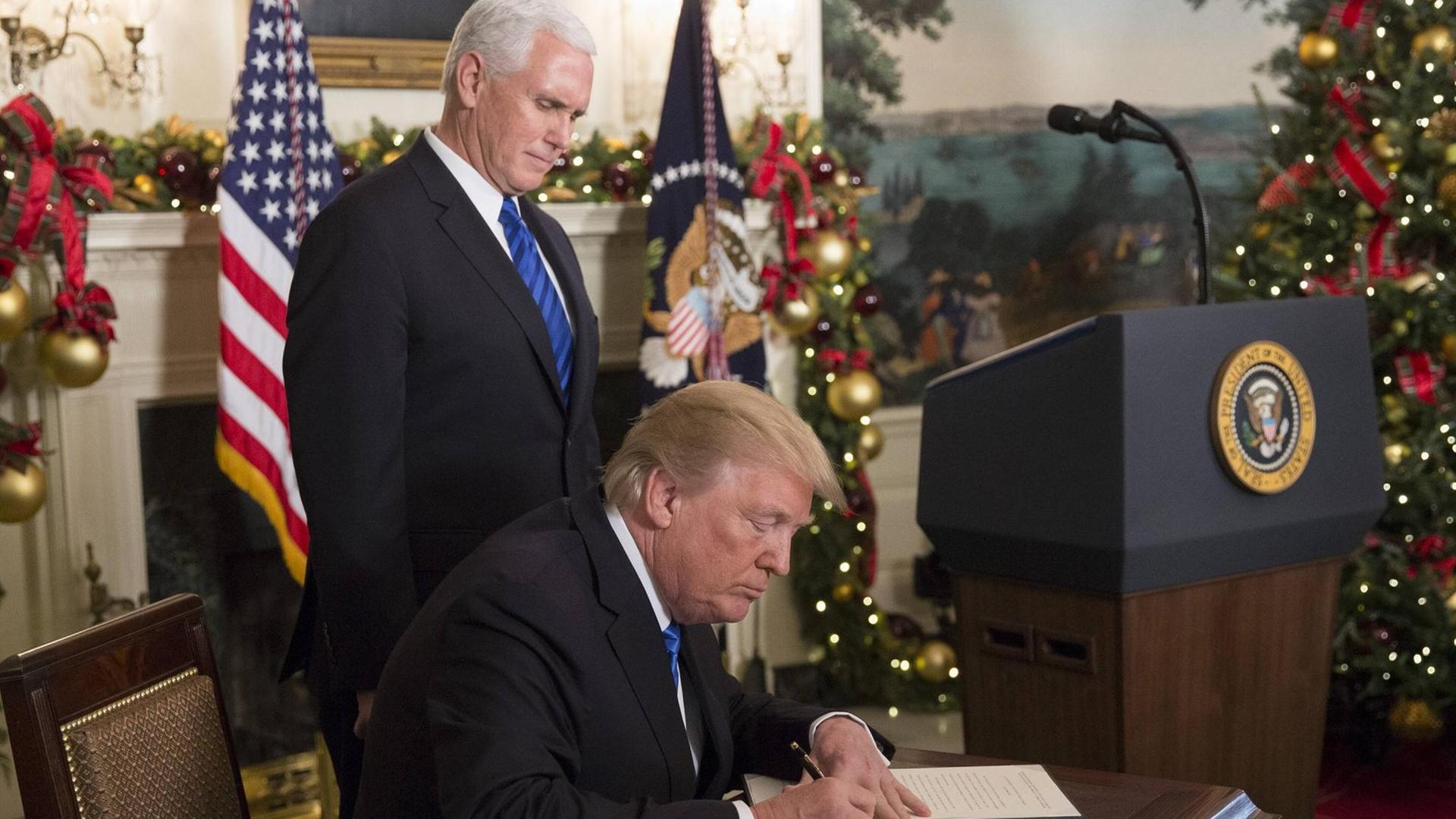 US-Präsident Donald Trump unterzeichnet eine Absichtserklärung die US-Botschaft von Tel Aviv nach Jerusalem zu verlegen US-Präsident Donald Trump unterzeichnet eine Absichtserklärung die US-Botschaft von Tel Aviv nach Jerusalem zu verlegen