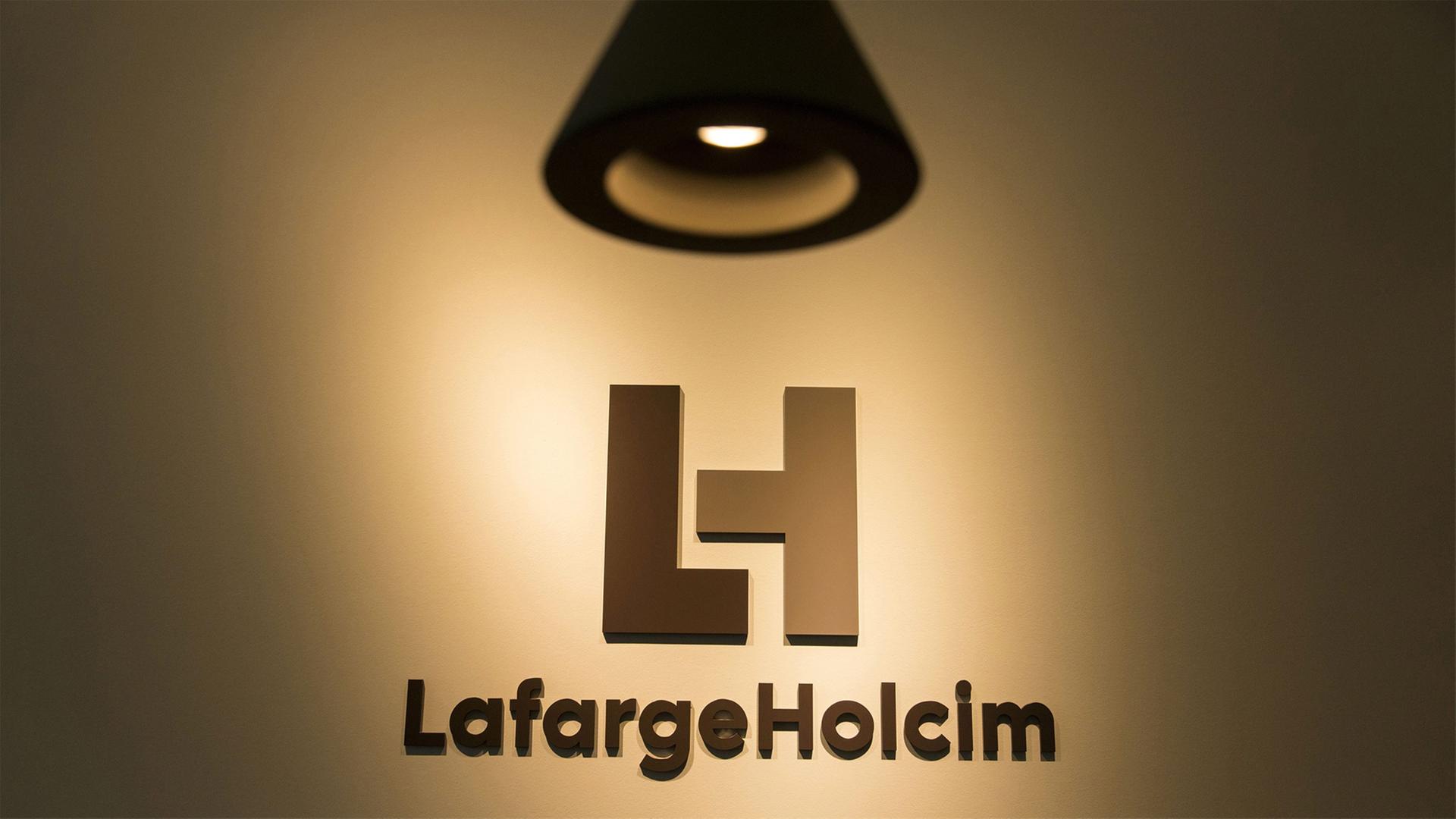 Logo des Zementherstellers LafargeHolcim, aufgenommen im Hauptsitz in Zürich Logo des Zementherstellers LafargeHolcim, aufgenommen im Hauptsitz in Zürich