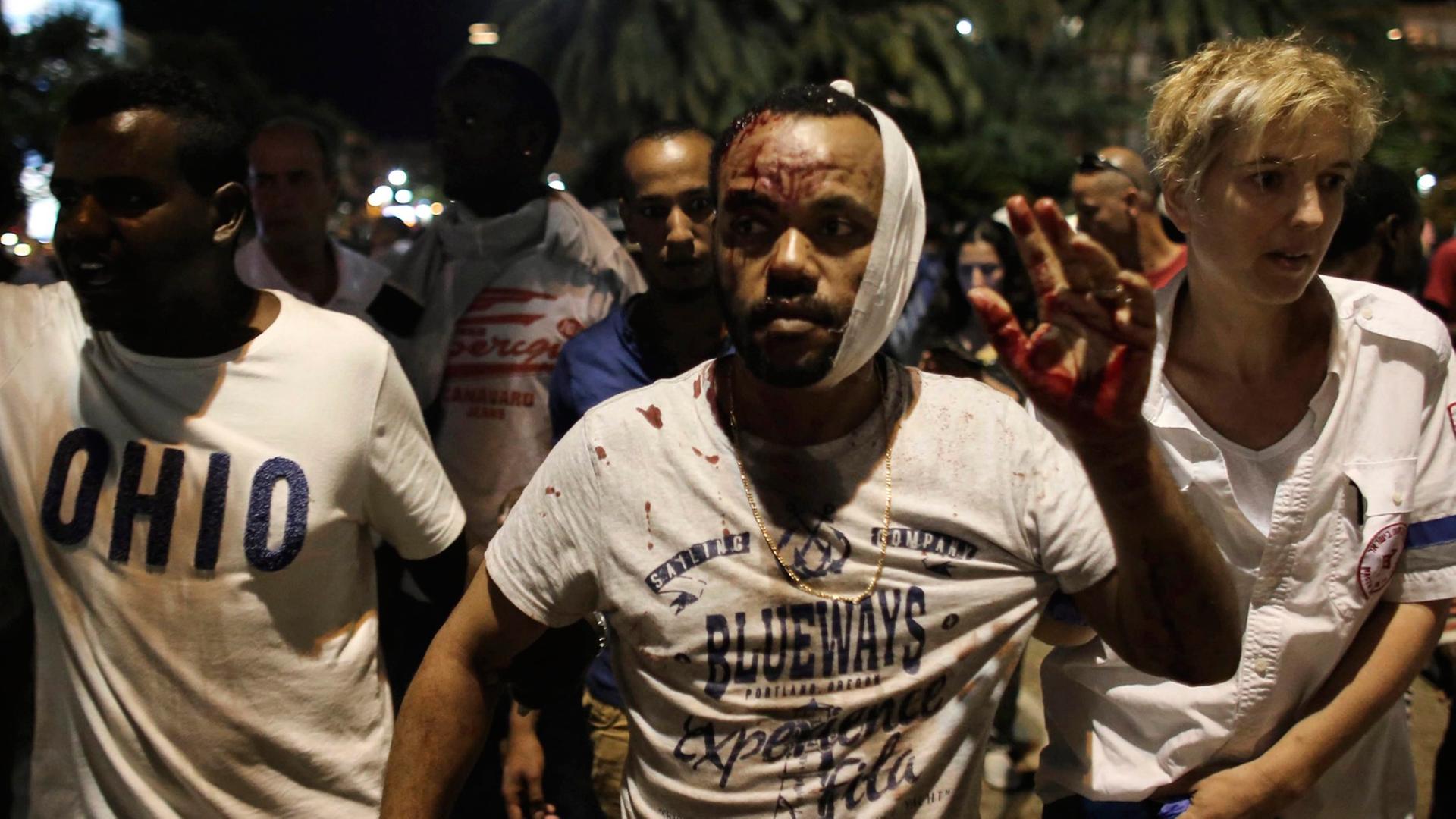 Ein verwundeter Israeli äthiopischen Ursprungs nach Protesten in Tel Aviv Ein verwundeter Israeli äthiopischen Ursprungs nach Protesten in Tel Aviv