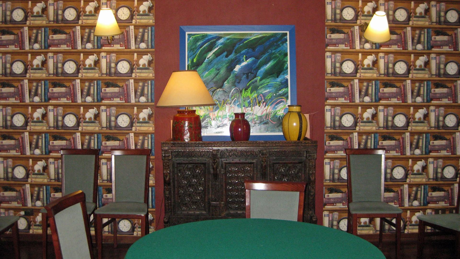 Aufenthaltsraum in einem Hotel, in dem Bücher an die Wand gemalt sind. Aufenthaltsraum in einem Hotel, in dem Bücher an die Wand gemalt sind.