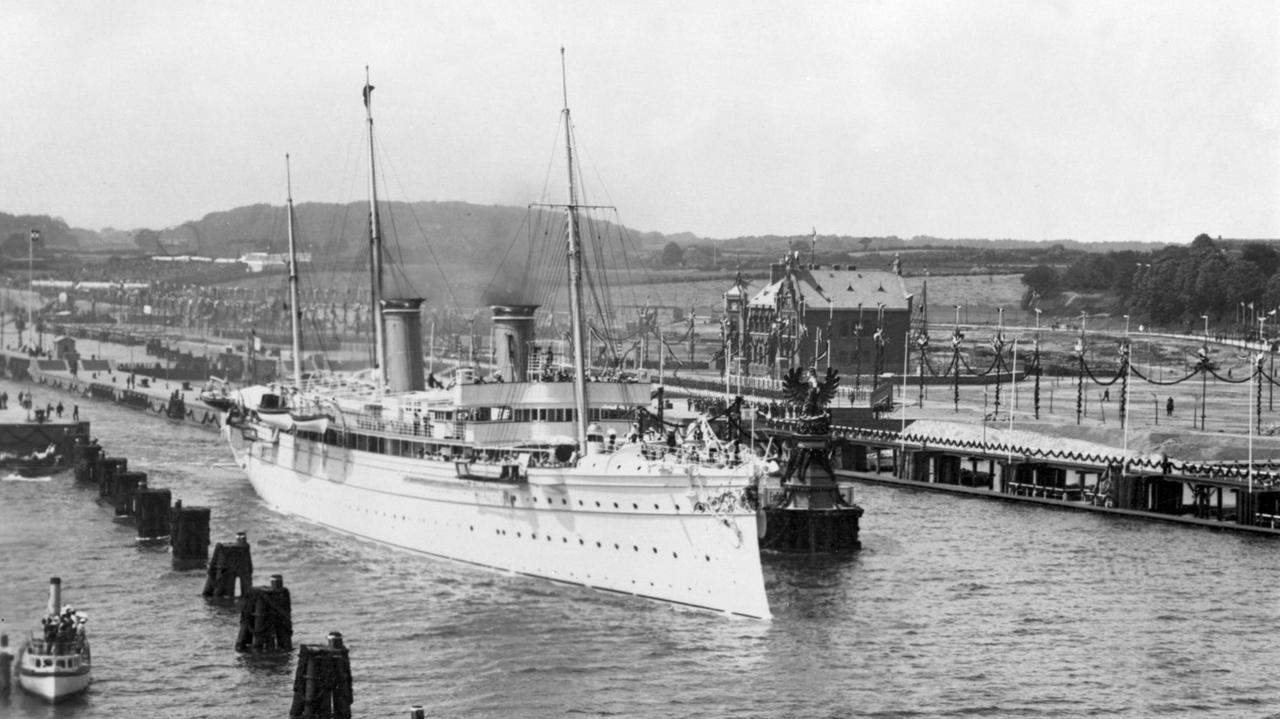 Die Kaiserliche Yacht "Hohenzollern" verlässt anlässlich der Einweihung des Kaiser-Wilhelm-Kanals (heute Nord-Ostsee-Kanal) am 21.06.1895 die Schleuse Kiel. Kaiser Wilhelm II eröffnete am 21. Juni 1895 die 98 Kilometer lange Wasserstraße, die den Schiffen zwischen Nord- und Ostsee große Umwege erspart. Den Grundstein legte Kaiser Wilhelm I. Die Kaiserliche Yacht "Hohenzollern" verlässt anlässlich der Einweihung des Kaiser-Wilhelm-Kanals (heute Nord-Ostsee-Kanal) am 21.06.1895 die Schleuse Kiel. Kaiser Wilhelm II eröffnete am 21. Juni 1895 die 98 Kilometer lange Wasserstraße, die den Schiffen zwischen Nord- und Ostsee große Umwege erspart. Den Grundstein legte Kaiser Wilhelm I.