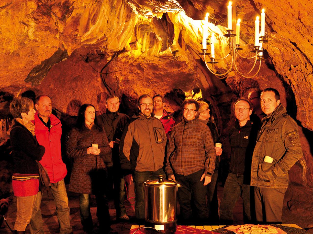 Männer und Frauen trinken Glühwein Männer und Frauen trinken Glühwein