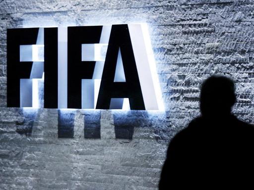 Das Logo des Weltfußballverbandes FIFA im Hauptquartier in Zürich.