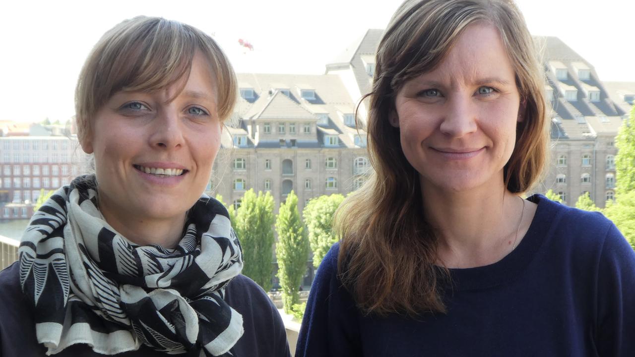 Catharina Bruns und Sophie Pester, im Hintergrund hohe Gebäude Catharina Bruns und Sophie Pester, im Hintergrund hohe Gebäude