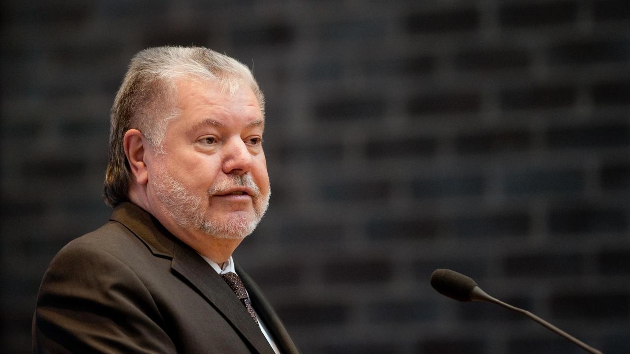 Der Vorsitzende der Friedrich-Ebert-Stiftung, Kurt Beck, spricht in ein Mikrofon. Der Vorsitzende der Friedrich-Ebert-Stiftung, Kurt Beck, spricht in ein Mikrofon.