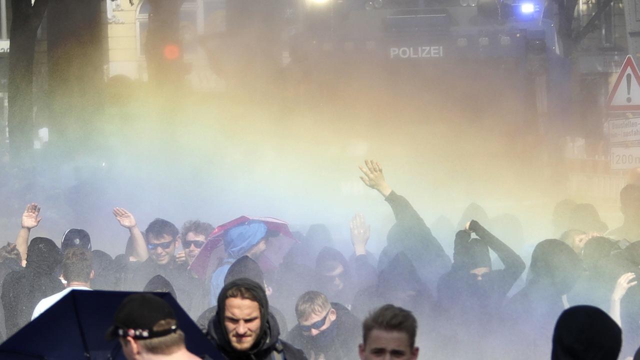 Proteste gegen den G20-Gipfel: Ein Wasserwerfer der Polizei im Einsatz gegen Demonstranten in Hamburg. Proteste gegen den G20-Gipfel: Ein Wasserwerfer der Polizei im Einsatz gegen Demonstranten in Hamburg.